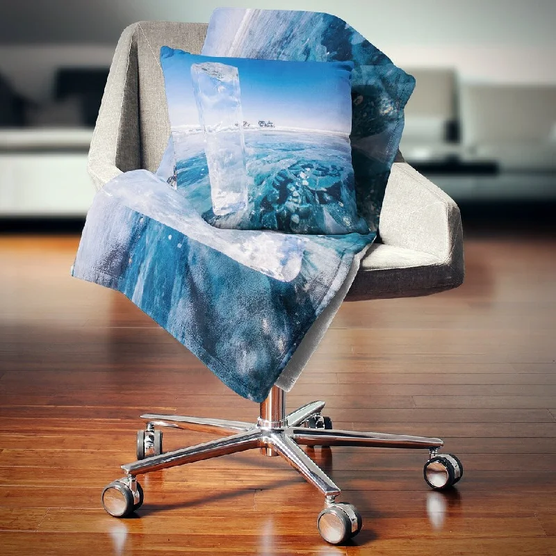 Queen - size blankets for standard - sized bedsDesignart 'Blue Ice under Bright Sky' Landscape Fleece Throw Blanket Queen - size blankets for standard - sized bedsDesignart 'Blue Ice under Bright Sky' Landscape Fleece Throw Blanket