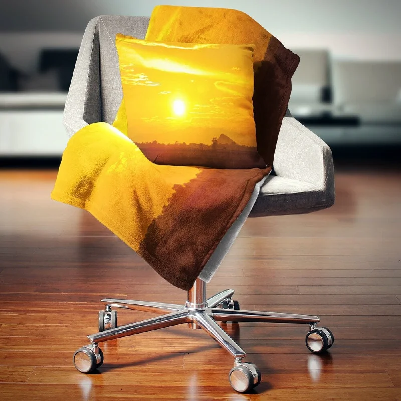 Silk blankets with a smooth and elegant touchDesignart 'Bright Yellow Sky At Sri Lanka Sunset' African Landscape Fleece Throw Blanket Silk blankets with a smooth and elegant touchDesignart 'Bright Yellow Sky At Sri Lanka Sunset' African Landscape Fleece Throw Blanket