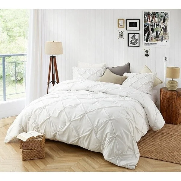 Latex - filled comforters with a bouncy texture and good supportBYB Farmhouse White Pin Tuck Comforter Latex - filled comforters with a bouncy texture and good supportBYB Farmhouse White Pin Tuck Comforter