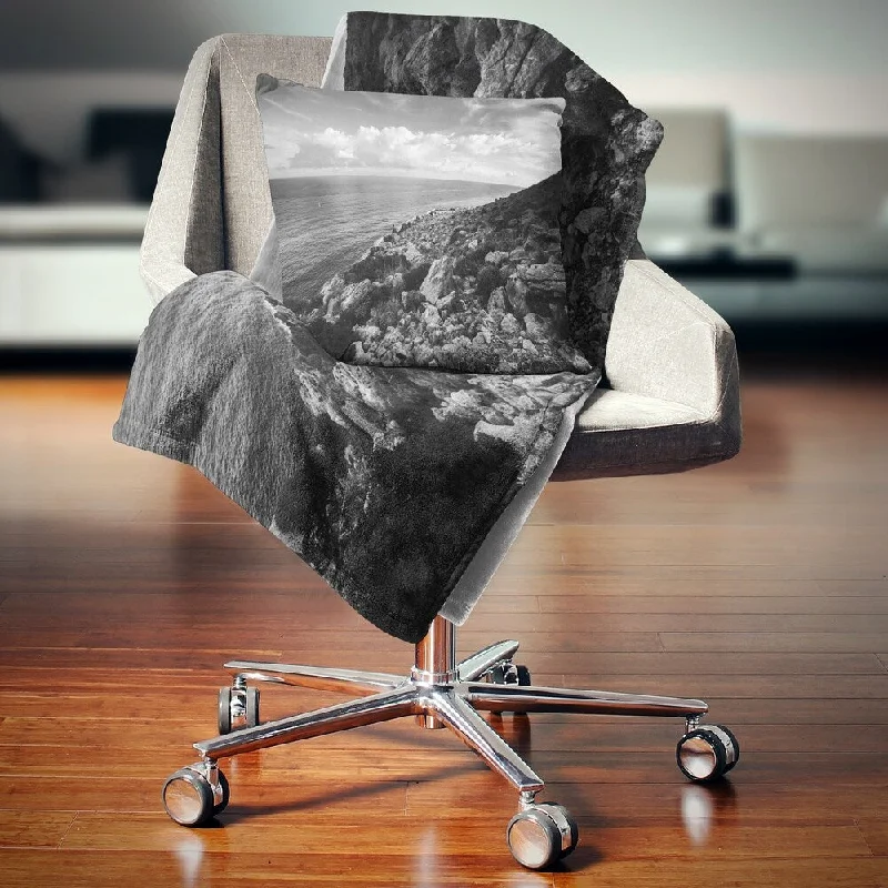 Chenille blankets with a thick and fuzzy textureDesignart 'Sunrise over Sicily Black and White' Beach Photo Throw Blanket Chenille blankets with a thick and fuzzy textureDesignart 'Sunrise over Sicily Black and White' Beach Photo Throw Blanket