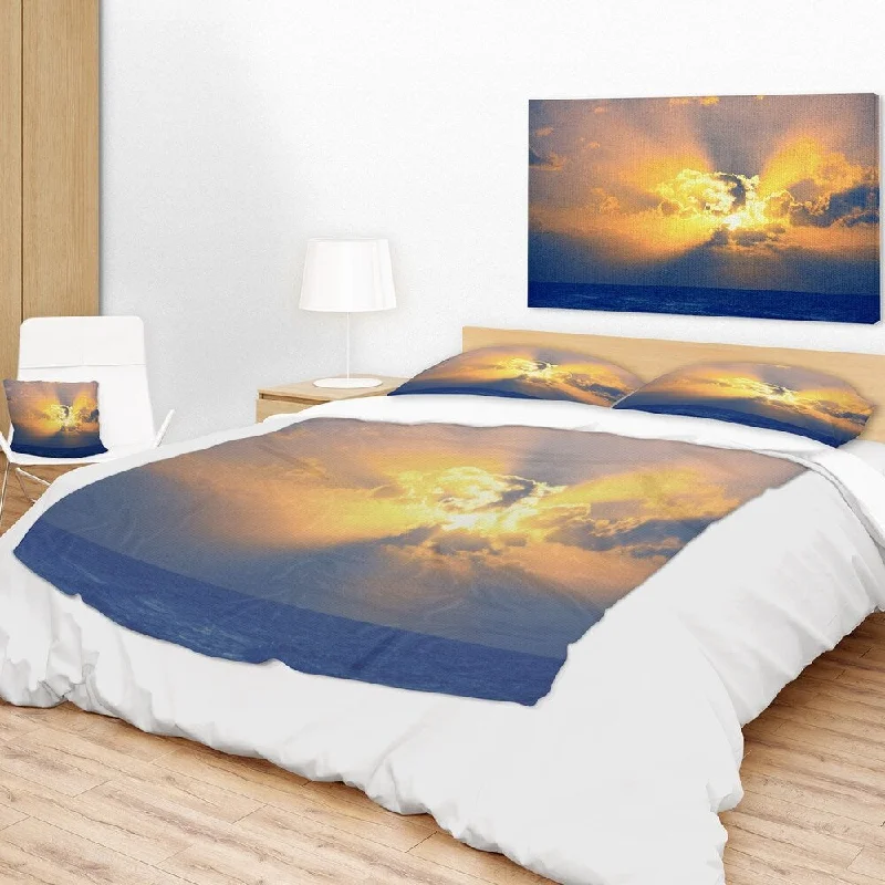 Chenille blankets with a thick and fuzzy textureDesignart 'Scenic Yellow Sunset in Ocean' Landscape Fleece Throw Blanket Chenille blankets with a thick and fuzzy textureDesignart 'Scenic Yellow Sunset in Ocean' Landscape Fleece Throw Blanket
