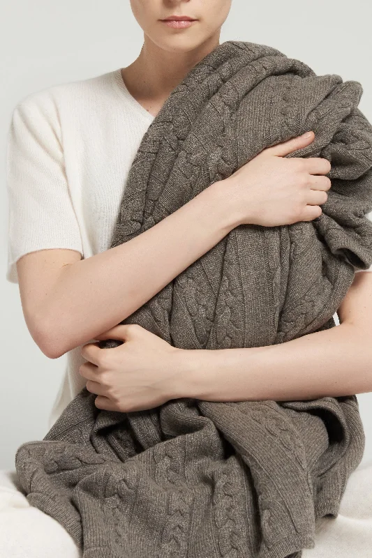 Cotton blankets for breathability and a lightweight feelCABLE THROW
