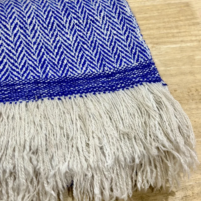 Wool blankets with natural warmth and insulationCashmere Throw in Herringbone - Blue & White