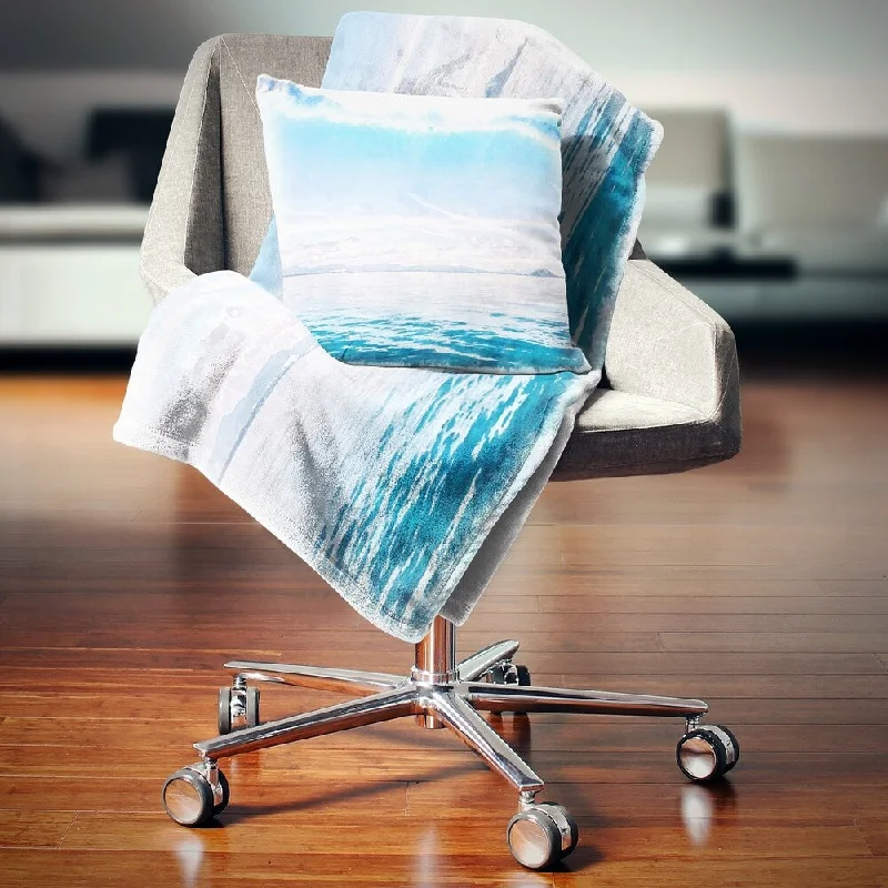Linen blankets with a rustic and textured lookDesignart 'Blue Horizon Digital Watercolor' Seascape Throw Blanket Linen blankets with a rustic and textured lookDesignart 'Blue Horizon Digital Watercolor' Seascape Throw Blanket