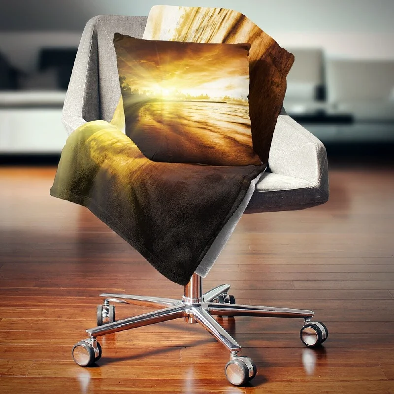 Cashmere blankets for ultimate softness and luxuryDesignart 'Breathtaking Yellow Caribbean Beach' Seascape Throw Blanket Cashmere blankets for ultimate softness and luxuryDesignart 'Breathtaking Yellow Caribbean Beach' Seascape Throw Blanket