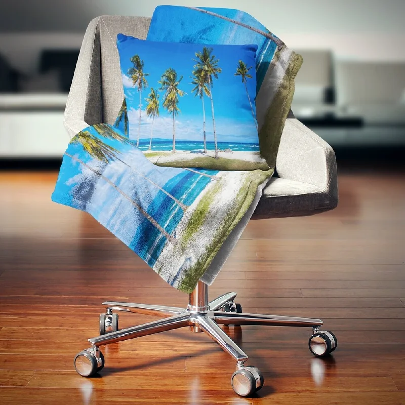 Fleece blankets for a cozy and plush textureDesignart 'Bright and Clear Tropical Beach' Seascape Throw Blanket Fleece blankets for a cozy and plush textureDesignart 'Bright and Clear Tropical Beach' Seascape Throw Blanket