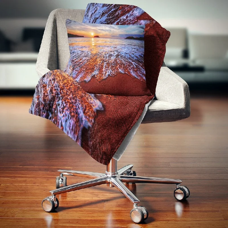 Mohair blankets with a unique sheen and softnessDesignart 'Colorful Sunset with Bright Waters' Seashore Throw Blanket Mohair blankets with a unique sheen and softnessDesignart 'Colorful Sunset with Bright Waters' Seashore Throw Blanket