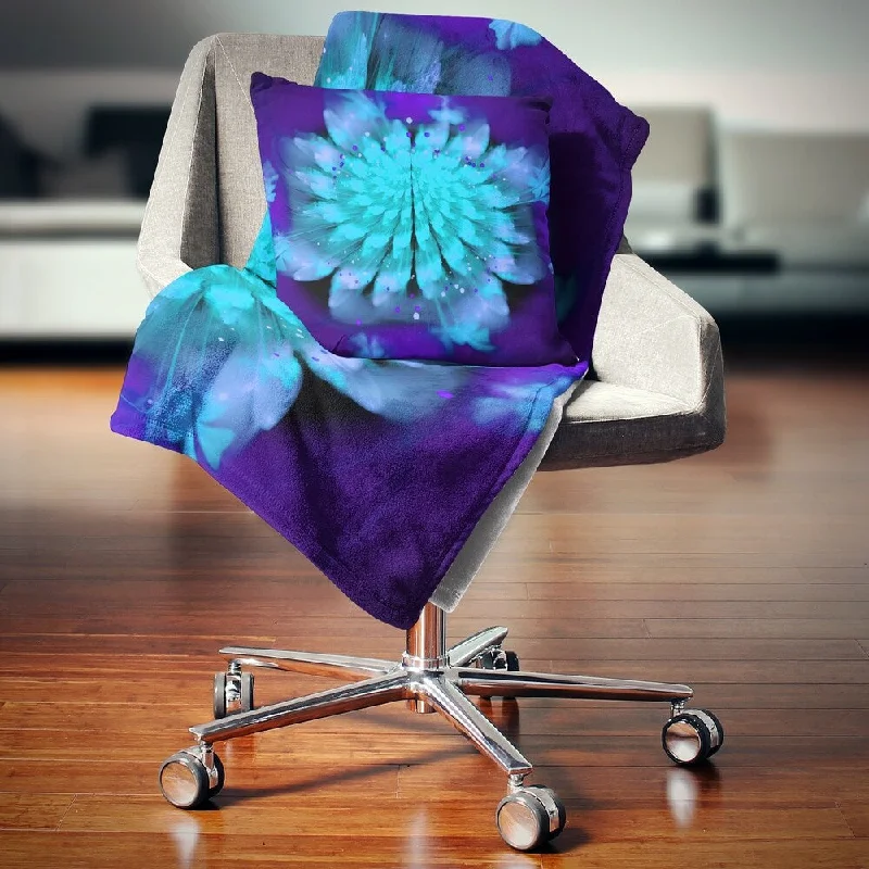 Fleece blankets for a cozy and plush textureDesignart 'Fractal Blue Spread out Flower' Floral Throw Blanket Fleece blankets for a cozy and plush textureDesignart 'Fractal Blue Spread out Flower' Floral Throw Blanket