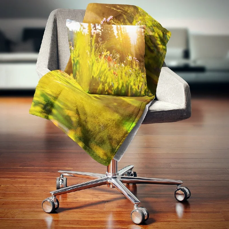 Fleece blankets for a cozy and plush textureDesignart 'Green Meadow with Summer Flowers' Flower Throw Blanket Fleece blankets for a cozy and plush textureDesignart 'Green Meadow with Summer Flowers' Flower Throw Blanket