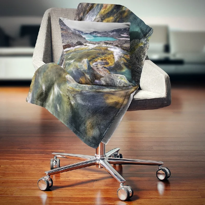 Queen - size blankets for standard - sized bedsDesignart 'Mountain Creek Flowing into Lake' Landscape Fleece Throw Blanket