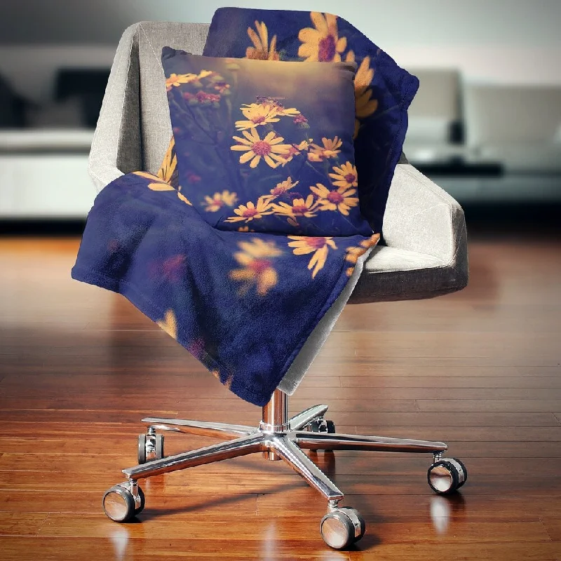 King - size blankets to cover large beds comfortablyDesignart 'Vintage White Wild Flowers and Bee' Floral Throw Blanket