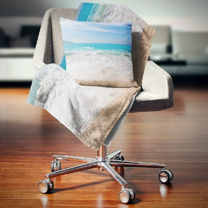 Linen blankets with a rustic and textured lookDesignart 'White Waves Kissing Beach Sand' Seashore Throw Blanket Linen blankets with a rustic and textured lookDesignart 'White Waves Kissing Beach Sand' Seashore Throw Blanket
