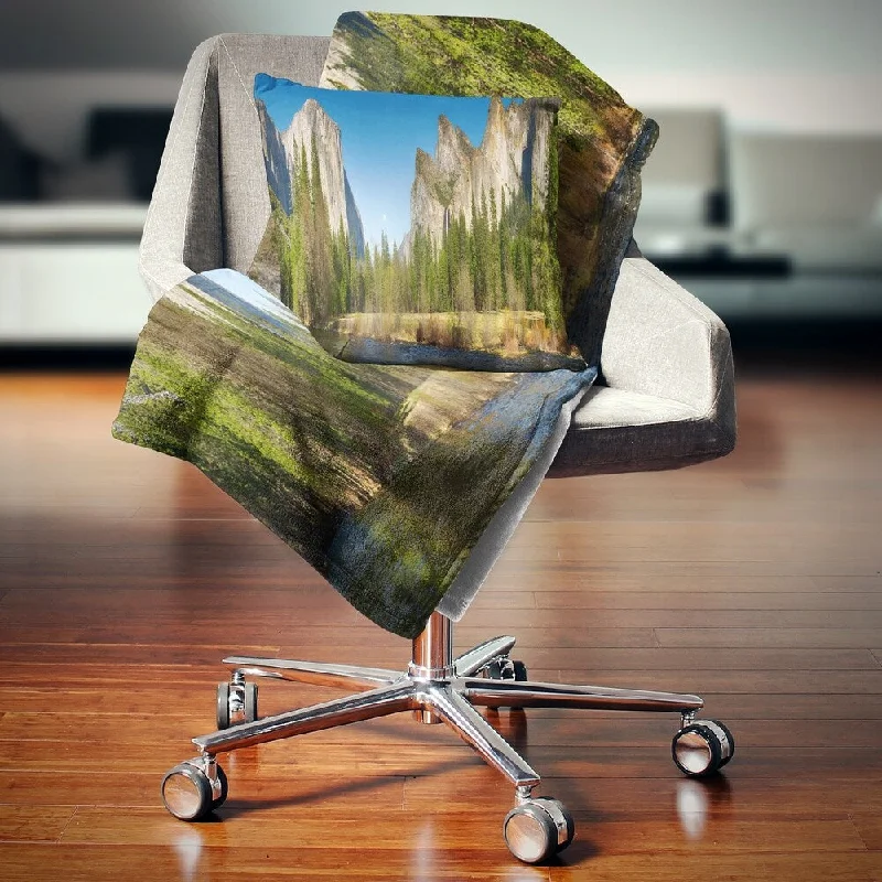 Synthetic fiber blend blankets for a budget - friendly choiceDesignart 'Yosemite Valley Panorama' Landscape Fleece Throw Blanket Synthetic fiber blend blankets for a budget - friendly choiceDesignart 'Yosemite Valley Panorama' Landscape Fleece Throw Blanket