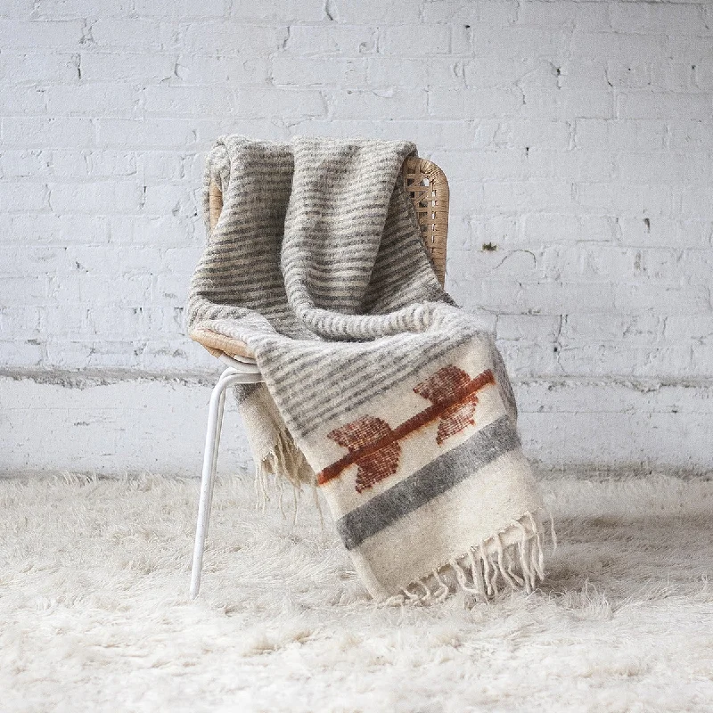 Cotton blankets for breathability and a lightweight feelMOMO WOOL BLANKET | GREY/CURRY Cotton blankets for breathability and a lightweight feelMOMO WOOL BLANKET | GREY/CURRY