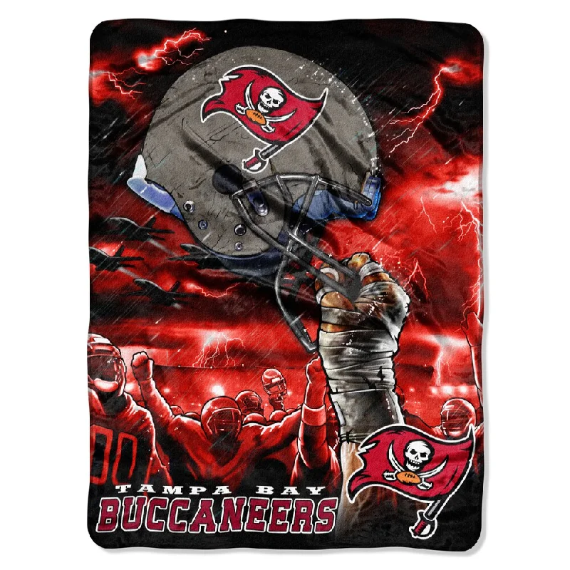 Chenille blankets with a thick and fuzzy textureNFL Tampa Bay Buccaneers Rachel Sky Helmet Throw