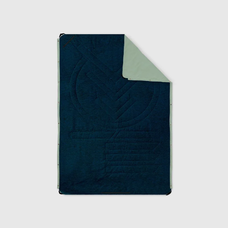Synthetic fiber blend blankets for a budget - friendly choiceVOITED Compact Picnic & Beach Blanket  - Ocean Navy/Cameo Green