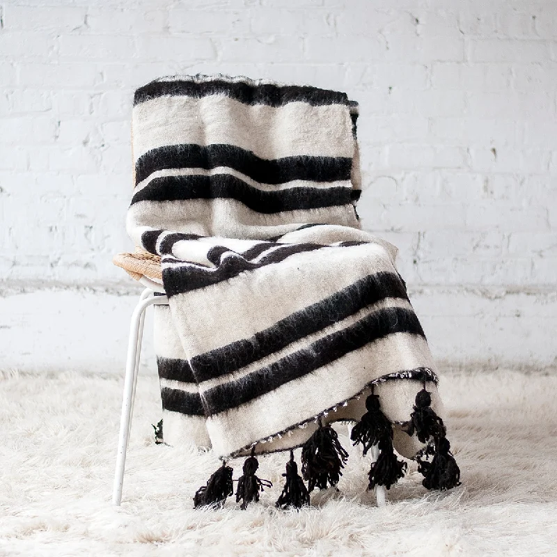 Alpaca wool blankets for a hypoallergenic and warm optionZONA WOOL BLANKET