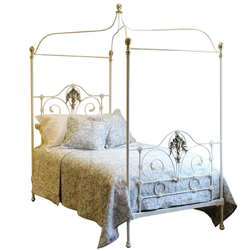 Queen - size mattresses for couples and standard bedroomsSingle Antique Four Poster Bed M4P47
